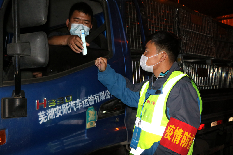 新一輪疫情發(fā)生后，安徽路橋迅速行動，組織全體職工和勞務(wù)工人進行全員核算檢測，筑牢疫情防控第一道防線。此外，還積極投身屬地疫情防控，踐行國企擔當。